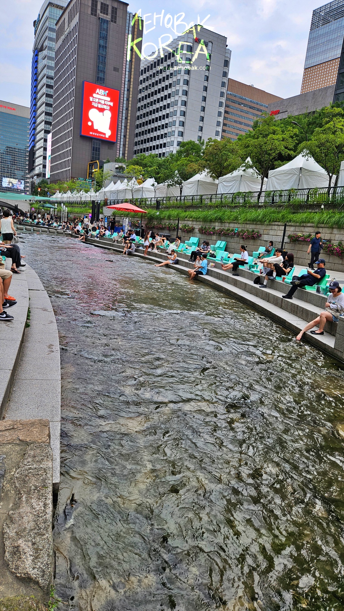 Is Cheonggyecheon in Seoul stroller-friendly, safe for kids, and easy to walk with family?