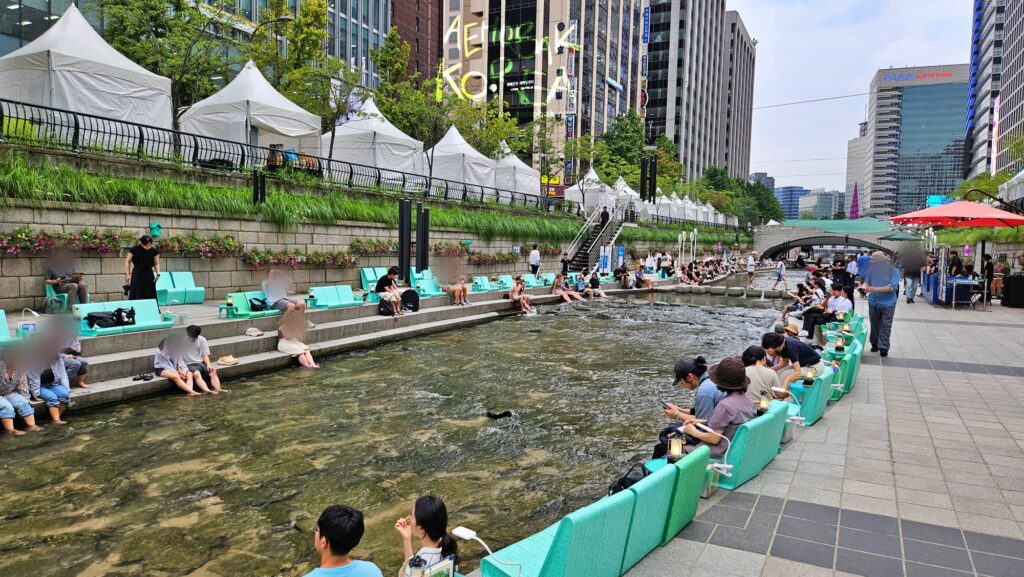 seasonal event view in cheonggyecheon, fall festival in seoul, autumn festical in seoul, public outdoor free library in weekdays