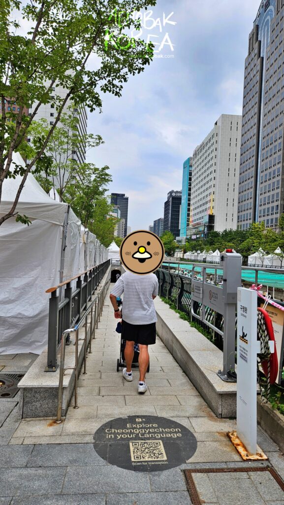stroller road for kid, family tourist visiting cheonggyecheon, Cheonggyecheon with kids